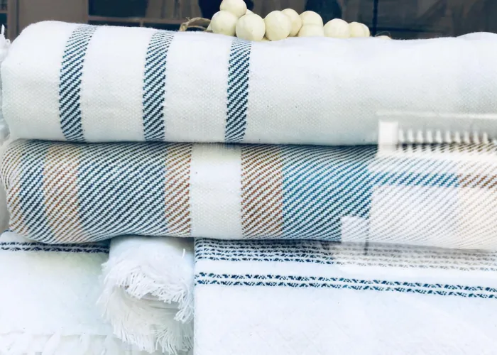 Plaids et serviettes rayés bleu et blanc, pliés