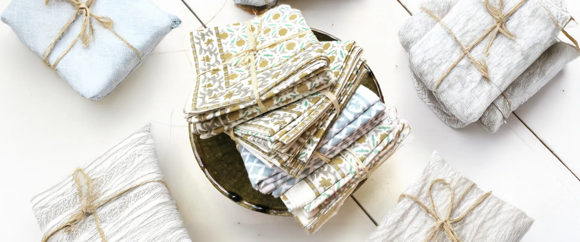 Serviettes de table en lin et en coton imprimé, nouées d'une ficelle